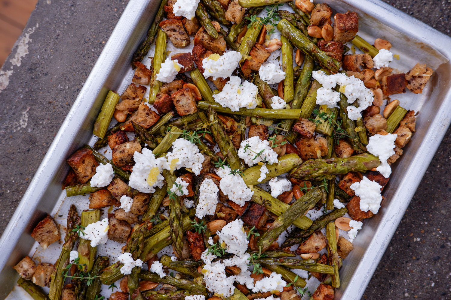 Asparagi arrosto con arachidi e pane croccante