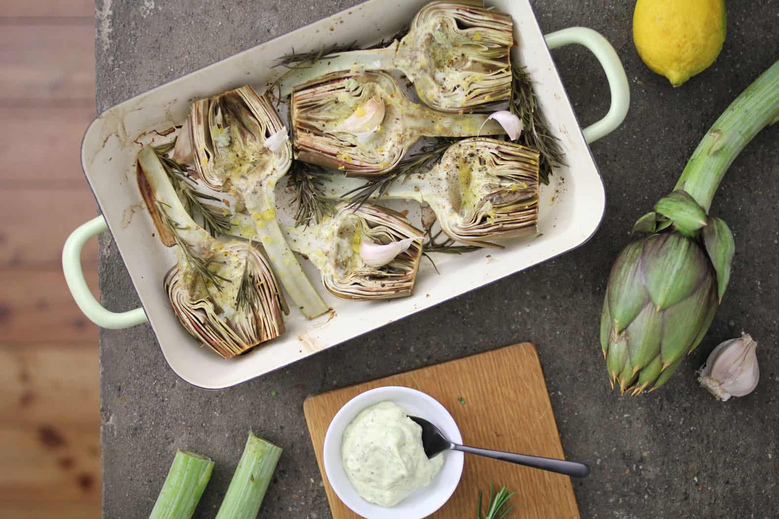 Carciofi al forno al limone con maionese vegana alla menta