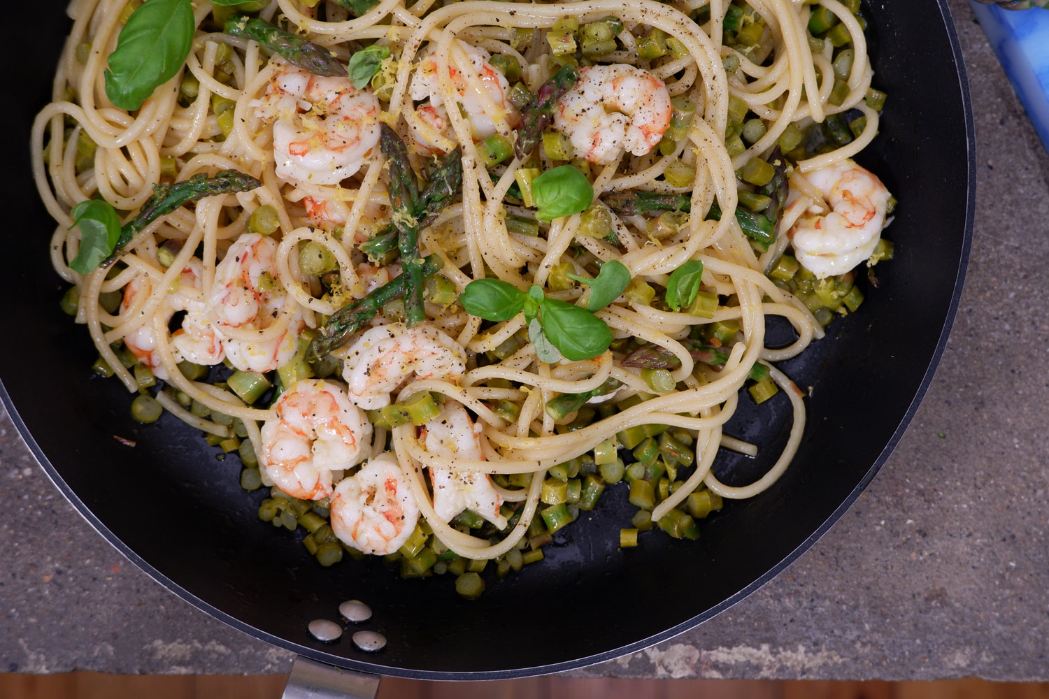 Spaghetti al limone con asparagi e gamberi