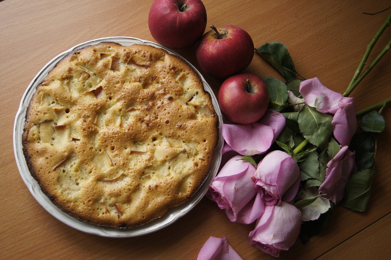 Torta di mele, pere e uvetta